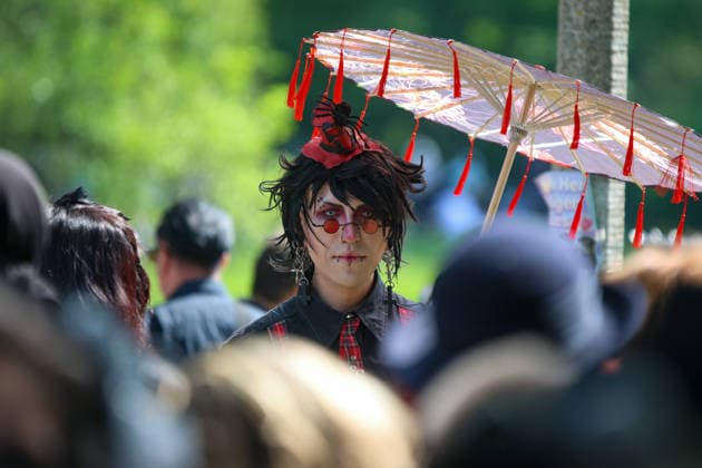 Leipzig - WGT startet bei sommerlichen Temperaturen und Sonnenschein: Hunderte treffen sich beim Viktorianisches Picknick zum Wave Gotik Treffen 22.05.2026 ab 14 Uhr Leipzig, Clara-Zetkin-Park Bei strahlendem Sonnenschein und sommerlichen Temperaturen verwandelte sich der Clara-Zetkin-Park am Freitag erneut in eine Szenerie wie aus einer anderen Epoche: Zum traditionellen Viktorianischen Picknick kamen Hunderte Besucher des Wave-Gotik-Treffen dicht gedrängt in aufwendigen Gewändern zusammen. Korsetts, Fräcke, Zylinder und Spitze bestimmten das Bild ein Fest der Ästhetik und Individualität mitten im Grünen. Das Picknick gilt als inoffizieller Auftakt des viertägigen Festivals, das jedes Jahr Zehntausende Anhänger der schwarze Copyright: xEHLxMedia BjörnxStachx 20260522_viktorianisches-picknick-wgt-leipzig_20