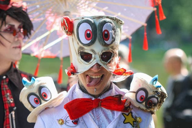 Leipzig - WGT startet bei sommerlichen Temperaturen und Sonnenschein: Hunderte treffen sich beim Viktorianisches Picknick zum Wave Gotik Treffen 22.05.2026 ab 14 Uhr Leipzig, Clara-Zetkin-Park Bei strahlendem Sonnenschein und sommerlichen Temperaturen verwandelte sich der Clara-Zetkin-Park am Freitag erneut in eine Szenerie wie aus einer anderen Epoche: Zum traditionellen Viktorianischen Picknick kamen Hunderte Besucher des Wave-Gotik-Treffen dicht gedrängt in aufwendigen Gewändern zusammen. Korsetts, Fräcke, Zylinder und Spitze bestimmten das Bild ein Fest der Ästhetik und Individualität mitten im Grünen. Das Picknick gilt als inoffizieller Auftakt des viertägigen Festivals, das jedes Jahr Zehntausende Anhänger der schwarze Copyright: xEHLxMedia BjörnxStachx 20260522_viktorianisches-picknick-wgt-leipzig_21