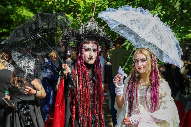 Leipzig - WGT startet bei sommerlichen Temperaturen und Sonnenschein: Hunderte treffen sich beim Viktorianisches Picknick zum Wave Gotik Treffen 22.05.2026 ab 14 Uhr Leipzig, Clara-Zetkin-Park Bei strahlendem Sonnenschein und sommerlichen Temperaturen verwandelte sich der Clara-Zetkin-Park am Freitag erneut in eine Szenerie wie aus einer anderen Epoche: Zum traditionellen Viktorianischen Picknick kamen Hunderte Besucher des Wave-Gotik-Treffen dicht gedrängt in aufwendigen Gewändern zusammen. Korsetts, Fräcke, Zylinder und Spitze bestimmten das Bild ein Fest der Ästhetik und Individualität mitten im Grünen. Das Picknick gilt als inoffizieller Auftakt des viertägigen Festivals, das jedes Jahr Zehntausende Anhänger der schwarze Copyright: xEHLxMedia BjörnxStachx 20260522_viktorianisches-picknick-wgt-leipzig_24