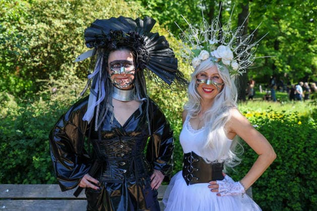 Leipzig - WGT startet bei sommerlichen Temperaturen und Sonnenschein: Hunderte treffen sich beim Viktorianisches Picknick zum Wave Gotik Treffen 22.05.2026 ab 14 Uhr Leipzig, Clara-Zetkin-Park Bei strahlendem Sonnenschein und sommerlichen Temperaturen verwandelte sich der Clara-Zetkin-Park am Freitag erneut in eine Szenerie wie aus einer anderen Epoche: Zum traditionellen Viktorianischen Picknick kamen Hunderte Besucher des Wave-Gotik-Treffen dicht gedrängt in aufwendigen Gewändern zusammen. Korsetts, Fräcke, Zylinder und Spitze bestimmten das Bild ein Fest der Ästhetik und Individualität mitten im Grünen. Das Picknick gilt als inoffizieller Auftakt des viertägigen Festivals, das jedes Jahr Zehntausende Anhänger der schwarze Copyright: xEHLxMedia BjörnxStachx 20260522_viktorianisches-picknick-wgt-leipzig_30