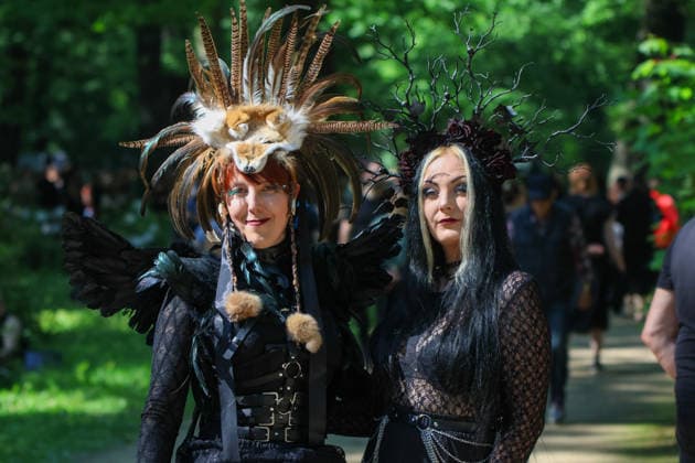 Leipzig - WGT startet bei sommerlichen Temperaturen und Sonnenschein: Hunderte treffen sich beim Viktorianisches Picknick zum Wave Gotik Treffen 22.05.2026 ab 14 Uhr Leipzig, Clara-Zetkin-Park Bei strahlendem Sonnenschein und sommerlichen Temperaturen verwandelte sich der Clara-Zetkin-Park am Freitag erneut in eine Szenerie wie aus einer anderen Epoche: Zum traditionellen Viktorianischen Picknick kamen Hunderte Besucher des Wave-Gotik-Treffen dicht gedrängt in aufwendigen Gewändern zusammen. Korsetts, Fräcke, Zylinder und Spitze bestimmten das Bild ein Fest der Ästhetik und Individualität mitten im Grünen. Das Picknick gilt als inoffizieller Auftakt des viertägigen Festivals, das jedes Jahr Zehntausende Anhänger der schwarze Copyright: xBjoernxStachx 20260522_viktorianisches-picknick-wgt-leipzig_31