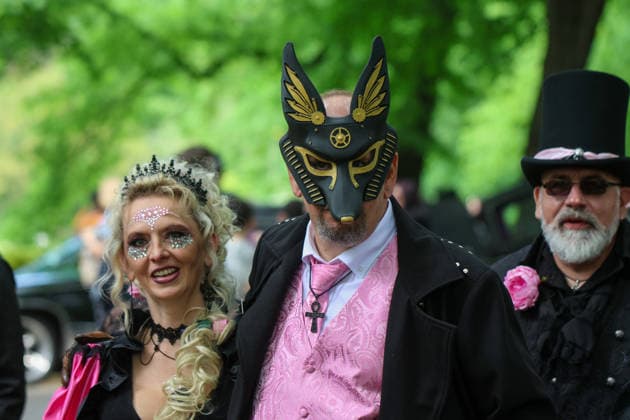 Leipzig - WGT startet bei sommerlichen Temperaturen und Sonnenschein: Hunderte treffen sich beim Viktorianisches Picknick zum Wave Gotik Treffen 22.05.2026 ab 14 Uhr Leipzig, Clara-Zetkin-Park Bei strahlendem Sonnenschein und sommerlichen Temperaturen verwandelte sich der Clara-Zetkin-Park am Freitag erneut in eine Szenerie wie aus einer anderen Epoche: Zum traditionellen Viktorianischen Picknick kamen Hunderte Besucher des Wave-Gotik-Treffen dicht gedrängt in aufwendigen Gewändern zusammen. Korsetts, Fräcke, Zylinder und Spitze bestimmten das Bild ein Fest der Ästhetik und Individualität mitten im Grünen. Das Picknick gilt als inoffizieller Auftakt des viertägigen Festivals, das jedes Jahr Zehntausende Anhänger der schwarze Copyright: xEHLxMedia BjörnxStachx 20260522_viktorianisches-picknick-wgt-leipzig_4