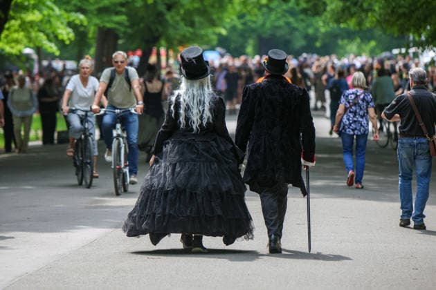 Leipzig - WGT startet bei sommerlichen Temperaturen und Sonnenschein: Hunderte treffen sich beim Viktorianisches Picknick zum Wave Gotik Treffen 22.05.2026 ab 14 Uhr Leipzig, Clara-Zetkin-Park Bei strahlendem Sonnenschein und sommerlichen Temperaturen verwandelte sich der Clara-Zetkin-Park am Freitag erneut in eine Szenerie wie aus einer anderen Epoche: Zum traditionellen Viktorianischen Picknick kamen Hunderte Besucher des Wave-Gotik-Treffen dicht gedrängt in aufwendigen Gewändern zusammen. Korsetts, Fräcke, Zylinder und Spitze bestimmten das Bild ein Fest der Ästhetik und Individualität mitten im Grünen. Das Picknick gilt als inoffizieller Auftakt des viertägigen Festivals, das jedes Jahr Zehntausende Anhänger der schwarze Copyright: xEHLxMedia BjörnxStachx 20260522_viktorianisches-picknick-wgt-leipzig_5