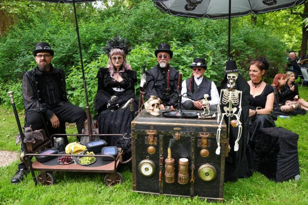 Leipzig - WGT startet bei sommerlichen Temperaturen und Sonnenschein: Hunderte treffen sich beim Viktorianisches Picknick zum Wave Gotik Treffen 22.05.2026 ab 14 Uhr Leipzig, Clara-Zetkin-Park Bei strahlendem Sonnenschein und sommerlichen Temperaturen verwandelte sich der Clara-Zetkin-Park am Freitag erneut in eine Szenerie wie aus einer anderen Epoche: Zum traditionellen Viktorianischen Picknick kamen Hunderte Besucher des Wave-Gotik-Treffen dicht gedrängt in aufwendigen Gewändern zusammen. Korsetts, Fräcke, Zylinder und Spitze bestimmten das Bild ein Fest der Ästhetik und Individualität mitten im Grünen. Das Picknick gilt als inoffizieller Auftakt des viertägigen Festivals, das jedes Jahr Zehntausende Anhänger der schwarze Copyright: xEHLxMedia BjörnxStachx 20260522_viktorianisches-picknick-wgt-leipzig_6