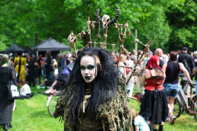 Leipzig - WGT startet bei sommerlichen Temperaturen und Sonnenschein: Hunderte treffen sich beim Viktorianisches Picknick zum Wave Gotik Treffen 22.05.2026 ab 14 Uhr Leipzig, Clara-Zetkin-Park Bei strahlendem Sonnenschein und sommerlichen Temperaturen verwandelte sich der Clara-Zetkin-Park am Freitag erneut in eine Szenerie wie aus einer anderen Epoche: Zum traditionellen Viktorianischen Picknick kamen Hunderte Besucher des Wave-Gotik-Treffen dicht gedrängt in aufwendigen Gewändern zusammen. Korsetts, Fräcke, Zylinder und Spitze bestimmten das Bild ein Fest der Ästhetik und Individualität mitten im Grünen. Das Picknick gilt als inoffizieller Auftakt des viertägigen Festivals, das jedes Jahr Zehntausende Anhänger der schwarze Copyright: xEHLxMedia BjörnxStachx 20260522_viktorianisches-picknick-wgt-leipzig_8