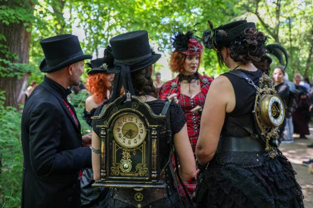 Leipzig - WGT startet bei sommerlichen Temperaturen und Sonnenschein: Hunderte treffen sich beim Viktorianisches Picknick zum Wave Gotik Treffen 22.05.2026 ab 14 Uhr Leipzig, Clara-Zetkin-Park Bei strahlendem Sonnenschein und sommerlichen Temperaturen verwandelte sich der Clara-Zetkin-Park am Freitag erneut in eine Szenerie wie aus einer anderen Epoche: Zum traditionellen Viktorianischen Picknick kamen Hunderte Besucher des Wave-Gotik-Treffen dicht gedrängt in aufwendigen Gewändern zusammen. Korsetts, Fräcke, Zylinder und Spitze bestimmten das Bild ein Fest der Ästhetik und Individualität mitten im Grünen. Das Picknick gilt als inoffizieller Auftakt des viertägigen Festivals, das jedes Jahr Zehntausende Anhänger der schwarze Copyright: xBjoernxStachx 20260522_viktorianisches-picknick-wgt-leipzig_34