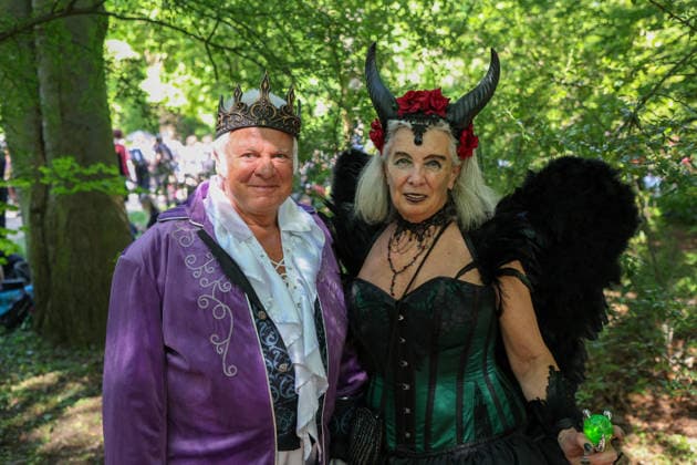 Leipzig - WGT startet bei sommerlichen Temperaturen und Sonnenschein: Hunderte treffen sich beim Viktorianisches Picknick zum Wave Gotik Treffen 22.05.2026 ab 14 Uhr Leipzig, Clara-Zetkin-Park Bei strahlendem Sonnenschein und sommerlichen Temperaturen verwandelte sich der Clara-Zetkin-Park am Freitag erneut in eine Szenerie wie aus einer anderen Epoche: Zum traditionellen Viktorianischen Picknick kamen Hunderte Besucher des Wave-Gotik-Treffen dicht gedrängt in aufwendigen Gewändern zusammen. Korsetts, Fräcke, Zylinder und Spitze bestimmten das Bild ein Fest der Ästhetik und Individualität mitten im Grünen. Das Picknick gilt als inoffizieller Auftakt des viertägigen Festivals, das jedes Jahr Zehntausende Anhänger der schwarze Copyright: xBjoernxStachx 20260522_viktorianisches-picknick-wgt-leipzig_35