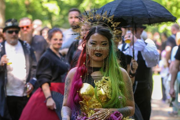 Leipzig - WGT startet bei sommerlichen Temperaturen und Sonnenschein: Hunderte treffen sich beim Viktorianisches Picknick zum Wave Gotik Treffen 22.05.2026 ab 14 Uhr Leipzig, Clara-Zetkin-Park Bei strahlendem Sonnenschein und sommerlichen Temperaturen verwandelte sich der Clara-Zetkin-Park am Freitag erneut in eine Szenerie wie aus einer anderen Epoche: Zum traditionellen Viktorianischen Picknick kamen Hunderte Besucher des Wave-Gotik-Treffen dicht gedrängt in aufwendigen Gewändern zusammen. Korsetts, Fräcke, Zylinder und Spitze bestimmten das Bild ein Fest der Ästhetik und Individualität mitten im Grünen. Das Picknick gilt als inoffizieller Auftakt des viertägigen Festivals, das jedes Jahr Zehntausende Anhänger der schwarze Copyright: xBjoernxStachx 20260522_viktorianisches-picknick-wgt-leipzig_36