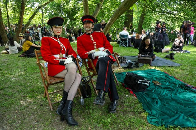 Leipzig - WGT startet bei sommerlichen Temperaturen und Sonnenschein: Hunderte treffen sich beim Viktorianisches Picknick zum Wave Gotik Treffen 22.05.2026 ab 14 Uhr Leipzig, Clara-Zetkin-Park Bei strahlendem Sonnenschein und sommerlichen Temperaturen verwandelte sich der Clara-Zetkin-Park am Freitag erneut in eine Szenerie wie aus einer anderen Epoche: Zum traditionellen Viktorianischen Picknick kamen Hunderte Besucher des Wave-Gotik-Treffen dicht gedrängt in aufwendigen Gewändern zusammen. Korsetts, Fräcke, Zylinder und Spitze bestimmten das Bild ein Fest der Ästhetik und Individualität mitten im Grünen. Das Picknick gilt als inoffizieller Auftakt des viertägigen Festivals, das jedes Jahr Zehntausende Anhänger der schwarze Copyright: xBjoernxStachx 20260522_viktorianisches-picknick-wgt-leipzig_37
