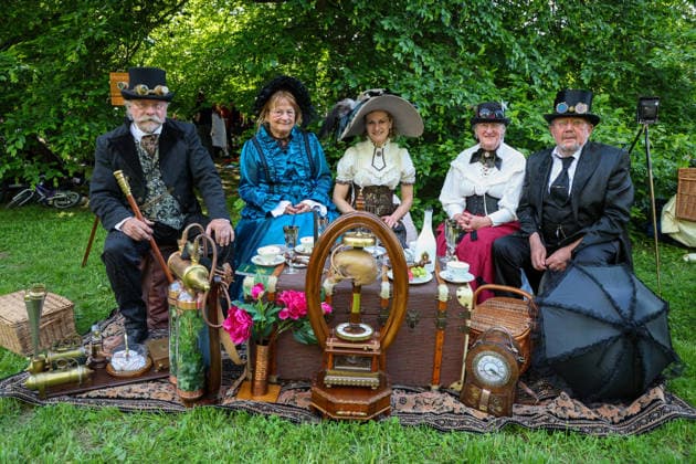 Leipzig - WGT startet bei sommerlichen Temperaturen und Sonnenschein: Hunderte treffen sich beim Viktorianisches Picknick zum Wave Gotik Treffen 22.05.2026 ab 14 Uhr Leipzig, Clara-Zetkin-Park Bei strahlendem Sonnenschein und sommerlichen Temperaturen verwandelte sich der Clara-Zetkin-Park am Freitag erneut in eine Szenerie wie aus einer anderen Epoche: Zum traditionellen Viktorianischen Picknick kamen Hunderte Besucher des Wave-Gotik-Treffen dicht gedrängt in aufwendigen Gewändern zusammen. Korsetts, Fräcke, Zylinder und Spitze bestimmten das Bild ein Fest der Ästhetik und Individualität mitten im Grünen. Das Picknick gilt als inoffizieller Auftakt des viertägigen Festivals, das jedes Jahr Zehntausende Anhänger der schwarze Copyright: xBjoernxStachx 20260522_viktorianisches-picknick-wgt-leipzig_40