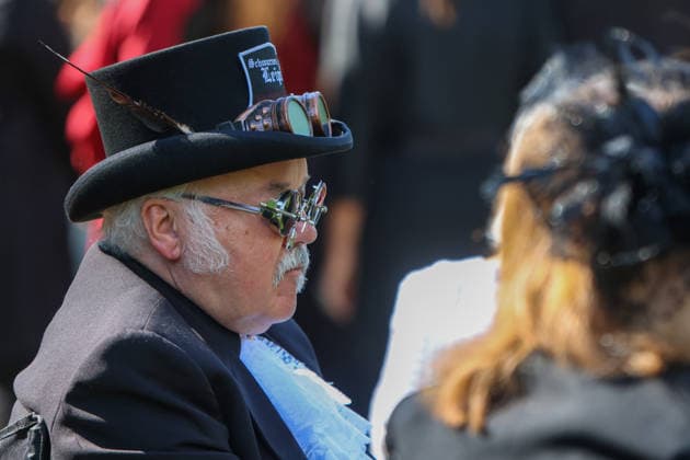 Leipzig - WGT startet bei sommerlichen Temperaturen und Sonnenschein: Hunderte treffen sich beim Viktorianisches Picknick zum Wave Gotik Treffen 22.05.2026 ab 14 Uhr Leipzig, Clara-Zetkin-Park Bei strahlendem Sonnenschein und sommerlichen Temperaturen verwandelte sich der Clara-Zetkin-Park am Freitag erneut in eine Szenerie wie aus einer anderen Epoche: Zum traditionellen Viktorianischen Picknick kamen Hunderte Besucher des Wave-Gotik-Treffen dicht gedrängt in aufwendigen Gewändern zusammen. Korsetts, Fräcke, Zylinder und Spitze bestimmten das Bild ein Fest der Ästhetik und Individualität mitten im Grünen. Das Picknick gilt als inoffizieller Auftakt des viertägigen Festivals, das jedes Jahr Zehntausende Anhänger der schwarze Copyright: xBjoernxStachx 20260522_viktorianisches-picknick-wgt-leipzig_41