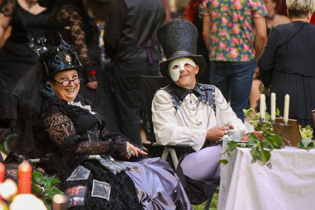 Leipzig - WGT startet bei sommerlichen Temperaturen und Sonnenschein: Hunderte treffen sich beim Viktorianisches Picknick zum Wave Gotik Treffen 22.05.2026 ab 14 Uhr Leipzig, Clara-Zetkin-Park Bei strahlendem Sonnenschein und sommerlichen Temperaturen verwandelte sich der Clara-Zetkin-Park am Freitag erneut in eine Szenerie wie aus einer anderen Epoche: Zum traditionellen Viktorianischen Picknick kamen Hunderte Besucher des Wave-Gotik-Treffen dicht gedrängt in aufwendigen Gewändern zusammen. Korsetts, Fräcke, Zylinder und Spitze bestimmten das Bild ein Fest der Ästhetik und Individualität mitten im Grünen. Das Picknick gilt als inoffizieller Auftakt des viertägigen Festivals, das jedes Jahr Zehntausende Anhänger der schwarze Copyright: xBjoernxStachx 20260522_viktorianisches-picknick-wgt-leipzig_42