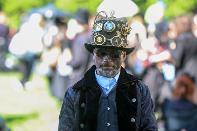 Leipzig - WGT startet bei sommerlichen Temperaturen und Sonnenschein: Hunderte treffen sich beim Viktorianisches Picknick zum Wave Gotik Treffen 22.05.2026 ab 14 Uhr Leipzig, Clara-Zetkin-Park Bei strahlendem Sonnenschein und sommerlichen Temperaturen verwandelte sich der Clara-Zetkin-Park am Freitag erneut in eine Szenerie wie aus einer anderen Epoche: Zum traditionellen Viktorianischen Picknick kamen Hunderte Besucher des Wave-Gotik-Treffen dicht gedrängt in aufwendigen Gewändern zusammen. Korsetts, Fräcke, Zylinder und Spitze bestimmten das Bild ein Fest der Ästhetik und Individualität mitten im Grünen. Das Picknick gilt als inoffizieller Auftakt des viertägigen Festivals, das jedes Jahr Zehntausende Anhänger der schwarze Copyright: xBjoernxStachx 20260522_viktorianisches-picknick-wgt-leipzig_43