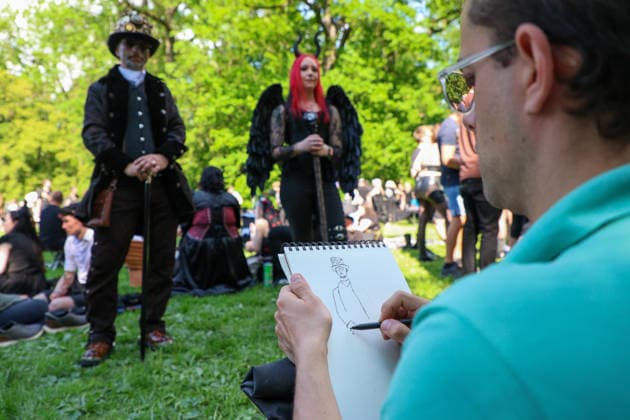 Leipzig - WGT startet bei sommerlichen Temperaturen und Sonnenschein: Hunderte treffen sich beim Viktorianisches Picknick zum Wave Gotik Treffen 22.05.2026 ab 14 Uhr Leipzig, Clara-Zetkin-Park Bei strahlendem Sonnenschein und sommerlichen Temperaturen verwandelte sich der Clara-Zetkin-Park am Freitag erneut in eine Szenerie wie aus einer anderen Epoche: Zum traditionellen Viktorianischen Picknick kamen Hunderte Besucher des Wave-Gotik-Treffen dicht gedrängt in aufwendigen Gewändern zusammen. Korsetts, Fräcke, Zylinder und Spitze bestimmten das Bild ein Fest der Ästhetik und Individualität mitten im Grünen. Das Picknick gilt als inoffizieller Auftakt des viertägigen Festivals, das jedes Jahr Zehntausende Anhänger der schwarze Copyright: xBjoernxStachx 20260522_viktorianisches-picknick-wgt-leipzig_44