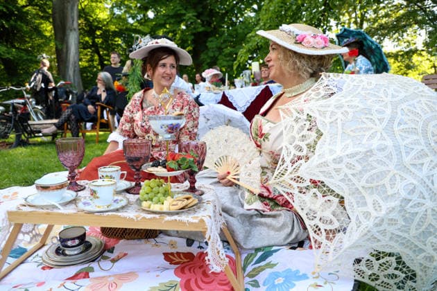 Leipzig - WGT startet bei sommerlichen Temperaturen und Sonnenschein: Hunderte treffen sich beim Viktorianisches Picknick zum Wave Gotik Treffen 22.05.2026 ab 14 Uhr Leipzig, Clara-Zetkin-Park Bei strahlendem Sonnenschein und sommerlichen Temperaturen verwandelte sich der Clara-Zetkin-Park am Freitag erneut in eine Szenerie wie aus einer anderen Epoche: Zum traditionellen Viktorianischen Picknick kamen Hunderte Besucher des Wave-Gotik-Treffen dicht gedrängt in aufwendigen Gewändern zusammen. Korsetts, Fräcke, Zylinder und Spitze bestimmten das Bild ein Fest der Ästhetik und Individualität mitten im Grünen. Das Picknick gilt als inoffizieller Auftakt des viertägigen Festivals, das jedes Jahr Zehntausende Anhänger der schwarze Copyright: xBjoernxStachx 20260522_viktorianisches-picknick-wgt-leipzig_45
