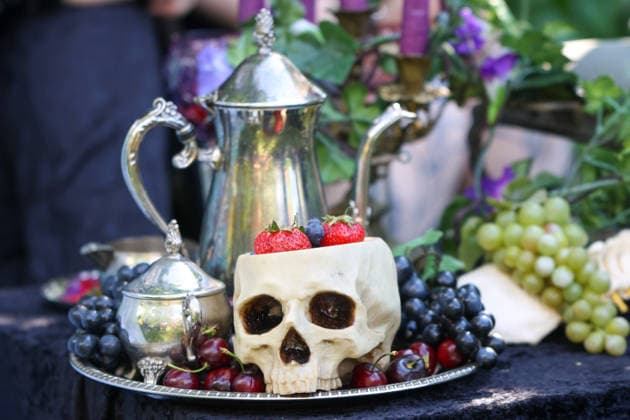 Leipzig - WGT startet bei sommerlichen Temperaturen und Sonnenschein: Hunderte treffen sich beim Viktorianisches Picknick zum Wave Gotik Treffen 22.05.2026 ab 14 Uhr Leipzig, Clara-Zetkin-Park Bei strahlendem Sonnenschein und sommerlichen Temperaturen verwandelte sich der Clara-Zetkin-Park am Freitag erneut in eine Szenerie wie aus einer anderen Epoche: Zum traditionellen Viktorianischen Picknick kamen Hunderte Besucher des Wave-Gotik-Treffen dicht gedrängt in aufwendigen Gewändern zusammen. Korsetts, Fräcke, Zylinder und Spitze bestimmten das Bild ein Fest der Ästhetik und Individualität mitten im Grünen. Das Picknick gilt als inoffizieller Auftakt des viertägigen Festivals, das jedes Jahr Zehntausende Anhänger der schwarze Copyright: xBjoernxStachx 20260522_viktorianisches-picknick-wgt-leipzig_46