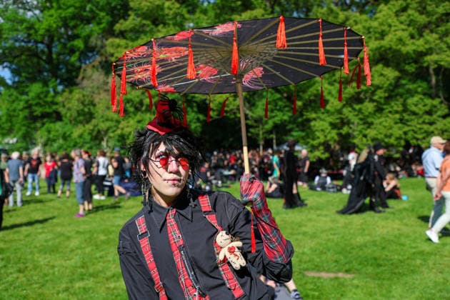 Leipzig - WGT startet bei sommerlichen Temperaturen und Sonnenschein: Hunderte treffen sich beim Viktorianisches Picknick zum Wave Gotik Treffen 22.05.2026 ab 14 Uhr Leipzig, Clara-Zetkin-Park Bei strahlendem Sonnenschein und sommerlichen Temperaturen verwandelte sich der Clara-Zetkin-Park am Freitag erneut in eine Szenerie wie aus einer anderen Epoche: Zum traditionellen Viktorianischen Picknick kamen Hunderte Besucher des Wave-Gotik-Treffen dicht gedrängt in aufwendigen Gewändern zusammen. Korsetts, Fräcke, Zylinder und Spitze bestimmten das Bild ein Fest der Ästhetik und Individualität mitten im Grünen. Das Picknick gilt als inoffizieller Auftakt des viertägigen Festivals, das jedes Jahr Zehntausende Anhänger der schwarze Copyright: xBjoernxStachx 20260522_viktorianisches-picknick-wgt-leipzig_54