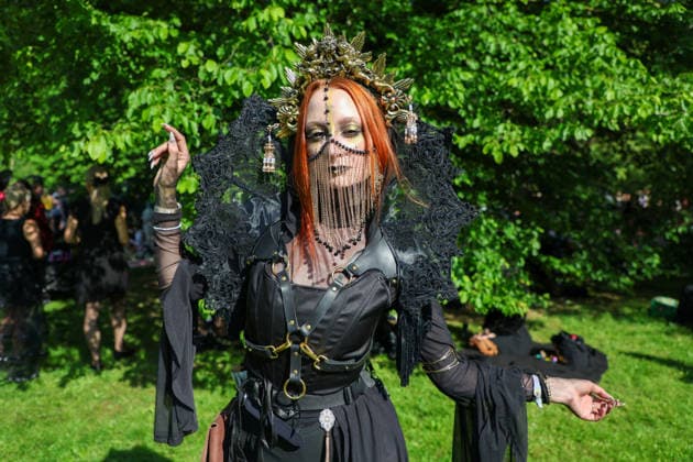 Leipzig - WGT startet bei sommerlichen Temperaturen und Sonnenschein: Hunderte treffen sich beim Viktorianisches Picknick zum Wave Gotik Treffen 22.05.2026 ab 14 Uhr Leipzig, Clara-Zetkin-Park Bei strahlendem Sonnenschein und sommerlichen Temperaturen verwandelte sich der Clara-Zetkin-Park am Freitag erneut in eine Szenerie wie aus einer anderen Epoche: Zum traditionellen Viktorianischen Picknick kamen Hunderte Besucher des Wave-Gotik-Treffen dicht gedrängt in aufwendigen Gewändern zusammen. Korsetts, Fräcke, Zylinder und Spitze bestimmten das Bild ein Fest der Ästhetik und Individualität mitten im Grünen. Das Picknick gilt als inoffizieller Auftakt des viertägigen Festivals, das jedes Jahr Zehntausende Anhänger der schwarze Copyright: xBjoernxStachx 20260522_viktorianisches-picknick-wgt-leipzig_59
