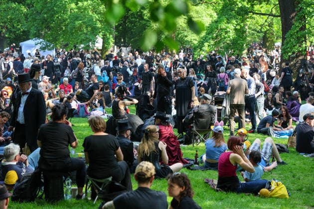 Leipzig - WGT startet bei sommerlichen Temperaturen und Sonnenschein: Hunderte treffen sich beim Viktorianisches Picknick zum Wave Gotik Treffen 22.05.2026 ab 14 Uhr Leipzig, Clara-Zetkin-Park Bei strahlendem Sonnenschein und sommerlichen Temperaturen verwandelte sich der Clara-Zetkin-Park am Freitag erneut in eine Szenerie wie aus einer anderen Epoche: Zum traditionellen Viktorianischen Picknick kamen Hunderte Besucher des Wave-Gotik-Treffen dicht gedrängt in aufwendigen Gewändern zusammen. Korsetts, Fräcke, Zylinder und Spitze bestimmten das Bild ein Fest der Ästhetik und Individualität mitten im Grünen. Das Picknick gilt als inoffizieller Auftakt des viertägigen Festivals, das jedes Jahr Zehntausende Anhänger der schwarze Copyright: xBjoernxStachx 20260522_viktorianisches-picknick-wgt-leipzig_63