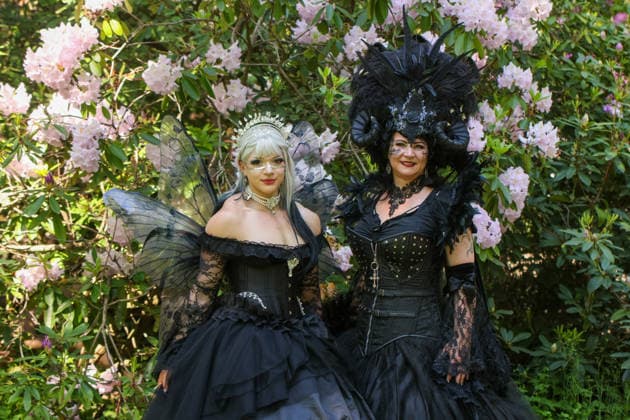 Leipzig - WGT startet bei sommerlichen Temperaturen und Sonnenschein: Hunderte treffen sich beim Viktorianisches Picknick zum Wave Gotik Treffen 22.05.2026 ab 14 Uhr Leipzig, Clara-Zetkin-Park Bei strahlendem Sonnenschein und sommerlichen Temperaturen verwandelte sich der Clara-Zetkin-Park am Freitag erneut in eine Szenerie wie aus einer anderen Epoche: Zum traditionellen Viktorianischen Picknick kamen Hunderte Besucher des Wave-Gotik-Treffen dicht gedrängt in aufwendigen Gewändern zusammen. Korsetts, Fräcke, Zylinder und Spitze bestimmten das Bild ein Fest der Ästhetik und Individualität mitten im Grünen. Das Picknick gilt als inoffizieller Auftakt des viertägigen Festivals, das jedes Jahr Zehntausende Anhänger der schwarze Copyright: xBjoernxStachx 20260522_viktorianisches-picknick-wgt-leipzig_33