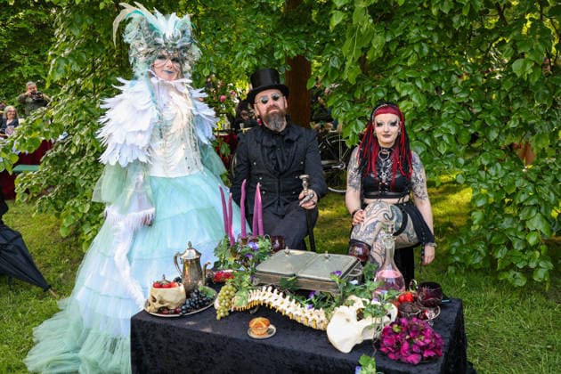 Leipzig - WGT startet bei sommerlichen Temperaturen und Sonnenschein: Hunderte treffen sich beim Viktorianisches Picknick zum Wave Gotik Treffen 22.05.2026 ab 14 Uhr Leipzig, Clara-Zetkin-Park Bei strahlendem Sonnenschein und sommerlichen Temperaturen verwandelte sich der Clara-Zetkin-Park am Freitag erneut in eine Szenerie wie aus einer anderen Epoche: Zum traditionellen Viktorianischen Picknick kamen Hunderte Besucher des Wave-Gotik-Treffen dicht gedrängt in aufwendigen Gewändern zusammen. Korsetts, Fräcke, Zylinder und Spitze bestimmten das Bild ein Fest der Ästhetik und Individualität mitten im Grünen. Das Picknick gilt als inoffizieller Auftakt des viertägigen Festivals, das jedes Jahr Zehntausende Anhänger der schwarze Copyright: xBjoernxStachx 20260522_viktorianisches-picknick-wgt-leipzig_47