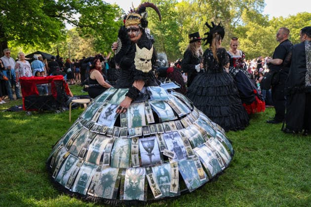 Leipzig - WGT startet bei sommerlichen Temperaturen und Sonnenschein: Hunderte treffen sich beim Viktorianisches Picknick zum Wave Gotik Treffen 22.05.2026 ab 14 Uhr Leipzig, Clara-Zetkin-Park Bei strahlendem Sonnenschein und sommerlichen Temperaturen verwandelte sich der Clara-Zetkin-Park am Freitag erneut in eine Szenerie wie aus einer anderen Epoche: Zum traditionellen Viktorianischen Picknick kamen Hunderte Besucher des Wave-Gotik-Treffen dicht gedrängt in aufwendigen Gewändern zusammen. Korsetts, Fräcke, Zylinder und Spitze bestimmten das Bild ein Fest der Ästhetik und Individualität mitten im Grünen. Das Picknick gilt als inoffizieller Auftakt des viertägigen Festivals, das jedes Jahr Zehntausende Anhänger der schwarze Copyright: xBjoernxStachx 20260522_viktorianisches-picknick-wgt-leipzig_50