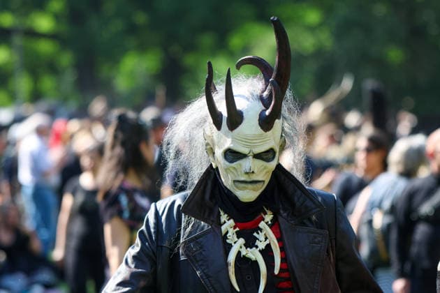 Leipzig - WGT startet bei sommerlichen Temperaturen und Sonnenschein: Hunderte treffen sich beim Viktorianisches Picknick zum Wave Gotik Treffen 22.05.2026 ab 14 Uhr Leipzig, Clara-Zetkin-Park Bei strahlendem Sonnenschein und sommerlichen Temperaturen verwandelte sich der Clara-Zetkin-Park am Freitag erneut in eine Szenerie wie aus einer anderen Epoche: Zum traditionellen Viktorianischen Picknick kamen Hunderte Besucher des Wave-Gotik-Treffen dicht gedrängt in aufwendigen Gewändern zusammen. Korsetts, Fräcke, Zylinder und Spitze bestimmten das Bild ein Fest der Ästhetik und Individualität mitten im Grünen. Das Picknick gilt als inoffizieller Auftakt des viertägigen Festivals, das jedes Jahr Zehntausende Anhänger der schwarze Copyright: xBjoernxStachx 20260522_viktorianisches-picknick-wgt-leipzig_53