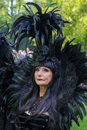Leipzig - WGT startet bei sommerlichen Temperaturen und Sonnenschein: Hunderte treffen sich beim Viktorianisches Picknick zum Wave Gotik Treffen 22.05.2026 ab 14 Uhr Leipzig, Clara-Zetkin-Park Bei strahlendem Sonnenschein und sommerlichen Temperaturen verwandelte sich der Clara-Zetkin-Park am Freitag erneut in eine Szenerie wie aus einer anderen Epoche: Zum traditionellen Viktorianischen Picknick kamen Hunderte Besucher des Wave-Gotik-Treffen dicht gedrängt in aufwendigen Gewändern zusammen. Korsetts, Fräcke, Zylinder und Spitze bestimmten das Bild ein Fest der Ästhetik und Individualität mitten im Grünen. Das Picknick gilt als inoffizieller Auftakt des viertägigen Festivals, das jedes Jahr Zehntausende Anhänger der schwarze Copyright: xBjoernxStachx 20260522_viktorianisches-picknick-wgt-leipzig_55
