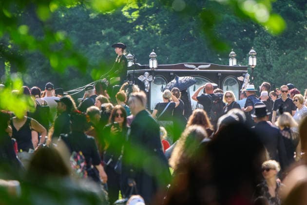 Leipzig - WGT startet bei sommerlichen Temperaturen und Sonnenschein: Hunderte treffen sich beim Viktorianisches Picknick zum Wave Gotik Treffen 22.05.2026 ab 14 Uhr Leipzig, Clara-Zetkin-Park Bei strahlendem Sonnenschein und sommerlichen Temperaturen verwandelte sich der Clara-Zetkin-Park am Freitag erneut in eine Szenerie wie aus einer anderen Epoche: Zum traditionellen Viktorianischen Picknick kamen Hunderte Besucher des Wave-Gotik-Treffen dicht gedrängt in aufwendigen Gewändern zusammen. Korsetts, Fräcke, Zylinder und Spitze bestimmten das Bild ein Fest der Ästhetik und Individualität mitten im Grünen. Das Picknick gilt als inoffizieller Auftakt des viertägigen Festivals, das jedes Jahr Zehntausende Anhänger der schwarze Copyright: xBjoernxStachx 20260522_viktorianisches-picknick-wgt-leipzig_56