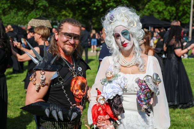 Leipzig - WGT startet bei sommerlichen Temperaturen und Sonnenschein: Hunderte treffen sich beim Viktorianisches Picknick zum Wave Gotik Treffen 22.05.2026 ab 14 Uhr Leipzig, Clara-Zetkin-Park Bei strahlendem Sonnenschein und sommerlichen Temperaturen verwandelte sich der Clara-Zetkin-Park am Freitag erneut in eine Szenerie wie aus einer anderen Epoche: Zum traditionellen Viktorianischen Picknick kamen Hunderte Besucher des Wave-Gotik-Treffen dicht gedrängt in aufwendigen Gewändern zusammen. Korsetts, Fräcke, Zylinder und Spitze bestimmten das Bild ein Fest der Ästhetik und Individualität mitten im Grünen. Das Picknick gilt als inoffizieller Auftakt des viertägigen Festivals, das jedes Jahr Zehntausende Anhänger der schwarze Copyright: xBjoernxStachx 20260522_viktorianisches-picknick-wgt-leipzig_58