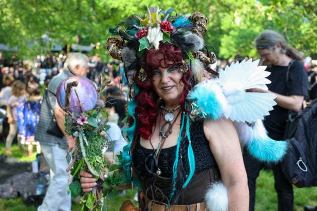 Leipzig - WGT startet bei sommerlichen Temperaturen und Sonnenschein: Hunderte treffen sich beim Viktorianisches Picknick zum Wave Gotik Treffen 22.05.2026 ab 14 Uhr Leipzig, Clara-Zetkin-Park Bei strahlendem Sonnenschein und sommerlichen Temperaturen verwandelte sich der Clara-Zetkin-Park am Freitag erneut in eine Szenerie wie aus einer anderen Epoche: Zum traditionellen Viktorianischen Picknick kamen Hunderte Besucher des Wave-Gotik-Treffen dicht gedrängt in aufwendigen Gewändern zusammen. Korsetts, Fräcke, Zylinder und Spitze bestimmten das Bild ein Fest der Ästhetik und Individualität mitten im Grünen. Das Picknick gilt als inoffizieller Auftakt des viertägigen Festivals, das jedes Jahr Zehntausende Anhänger der schwarze Copyright: xBjoernxStachx 20260522_viktorianisches-picknick-wgt-leipzig_61