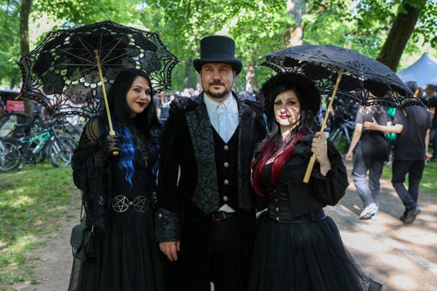 Leipzig - WGT startet bei sommerlichen Temperaturen und Sonnenschein: Hunderte treffen sich beim Viktorianisches Picknick zum Wave Gotik Treffen 22.05.2026 ab 14 Uhr Leipzig, Clara-Zetkin-Park Bei strahlendem Sonnenschein und sommerlichen Temperaturen verwandelte sich der Clara-Zetkin-Park am Freitag erneut in eine Szenerie wie aus einer anderen Epoche: Zum traditionellen Viktorianischen Picknick kamen Hunderte Besucher des Wave-Gotik-Treffen dicht gedrängt in aufwendigen Gewändern zusammen. Korsetts, Fräcke, Zylinder und Spitze bestimmten das Bild ein Fest der Ästhetik und Individualität mitten im Grünen. Das Picknick gilt als inoffizieller Auftakt des viertägigen Festivals, das jedes Jahr Zehntausende Anhänger der schwarze Copyright: xBjoernxStachx 20260522_viktorianisches-picknick-wgt-leipzig_62
