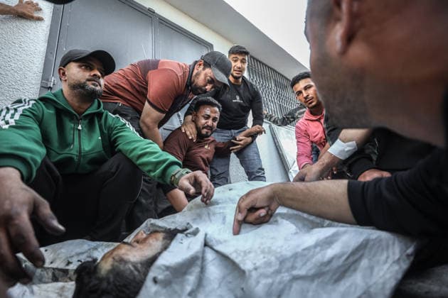 Two Palestinians were killed in Israeli attacks in Gaza GAZA CITY, GAZA, PALESTINE - MAY 22: (EDITORS NOTE: Image depicts death) Relatives of the 27-year-old Palestinian Loay Basal mourn as his body is brought to Al-Shifa Hospital following an Israeli military attack on the eastern part of Gaza City, despite the ongoing ceasefire, on May 22, 2026 in Gaza City, Gaza, Palestine. Two Palestinians were reported killed and several others injured as a result of continued Israeli strikes across the Gaza Strip. Khames Alrefi Anadolu Gaza City Gaza. Editorial use only. Please get in touch for any other usage.  Copyright: x2026xAnadoluxKhamesxAlrefix