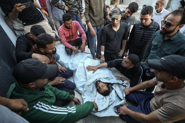 Two Palestinians were killed in Israeli attacks in Gaza GAZA CITY, GAZA, PALESTINE - MAY 22: (EDITORS NOTE: Image depicts death) Relatives of the 27-year-old Palestinian Loay Basal mourn as his body is brought to Al-Shifa Hospital following an Israeli military attack on the eastern part of Gaza City, despite the ongoing ceasefire, on May 22, 2026 in Gaza City, Gaza, Palestine. Two Palestinians were reported killed and several others injured as a result of continued Israeli strikes across the Gaza Strip. Khames Alrefi Anadolu Gaza City Gaza. Editorial use only. Please get in touch for any other usage.  Copyright: x2026xAnadoluxKhamesxAlrefix