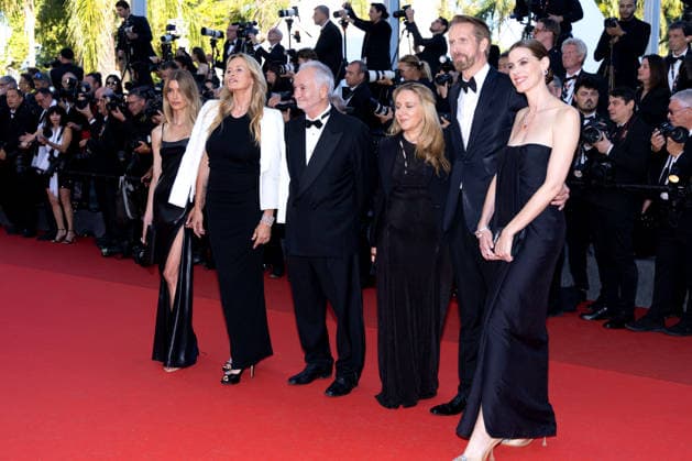 Guest, Estelle Lefébure, Jacques Attali, Rosalie Miller Mann, Sam Bobino, Candice Duthe Montée des marches du film Histoires de la nuit lors du 79ème Festival International du Film de Cannes, le 21 mai 2026 Olivier Borde Bestimage Red carpet for The Birthday Party at the 79th Cannes International Film Festival on May 21, 2026 Cannes France  Copyright: xOLIVIERxBORDEx xBESTIMAGExOLIVIERxBORDEx xBESTIMAGEx