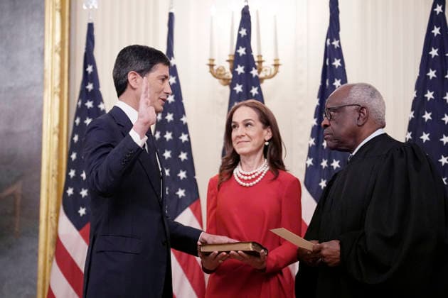 Kevin Warsh takes the oath of office as he is sworn-in as the new Chairman of the Federal Reserve (FED) by Associate Justice of the Supreme Court Clarence Thomas in the East Room of the White House in Washington, DC, USA, on May 22, 2026. Looking on from center is Warsh™s wife, Jane Lauder. Copyright: xYurixGripasx xPoolxviaxCNPx MediaPunchx