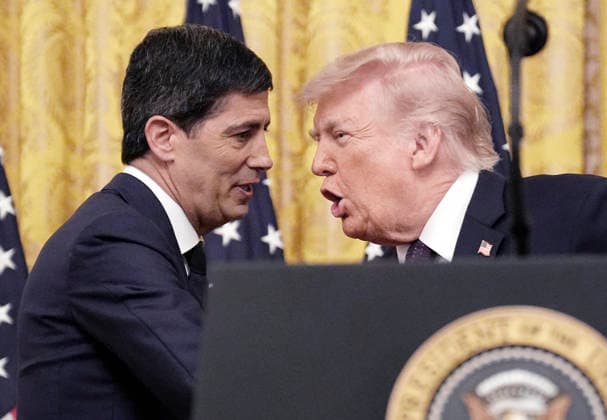 United States President Donald J Trump, right, shakes hands with Kevin Warsh, Chair of the Board of Governors of the Federal Reserve System after Warsh took the oath of office the East Room of the White House in Washington on May 22, 2026. Copyright: xYurixGripasx xPoolxviaxCNPx MediaPunchx