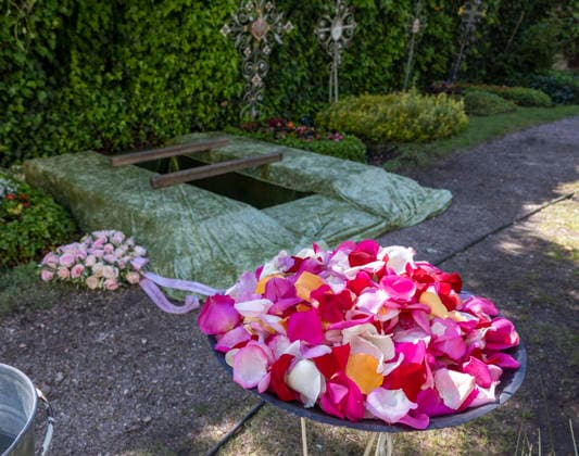 Beerdigung von Remo AimŽ Pollert , Sohn von Lara Joy Körner, auf dem Friedhof Bogenhausen in München Datum: 22.05.2026 *** Burial of Remo AimŽ Pollert , son of Lara Joy Körner, at Bogenhausen Cemetery in Munich Date 22 05 2026