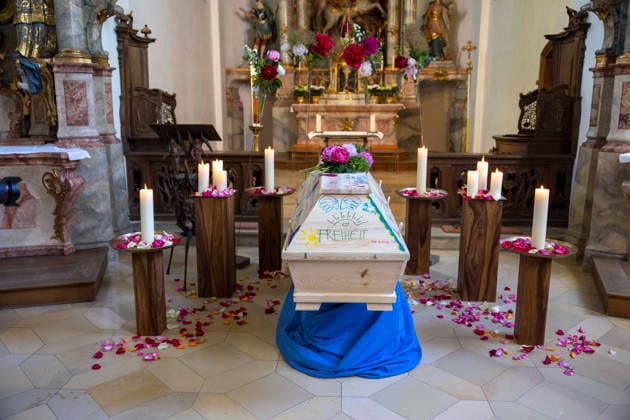 Sarg Beerdigung von Remo AimŽ Pollert , Sohn von Lara Joy Körner, auf dem Friedhof Bogenhausen in München Datum: 22.05.2026 *** Coffin burial of Remo AimŽ Pollert , son of Lara Joy Körner, at Bogenhausen cemetery in Munich Date 22 05 2026