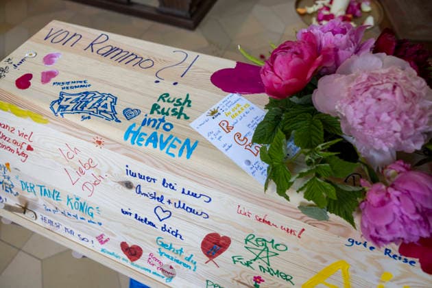 Sarg Beerdigung von Remo AimŽ Pollert , Sohn von Lara Joy Körner, auf dem Friedhof Bogenhausen in München Datum: 22.05.2026 *** Coffin burial of Remo AimŽ Pollert , son of Lara Joy Körner, at Bogenhausen cemetery in Munich Date 22 05 2026