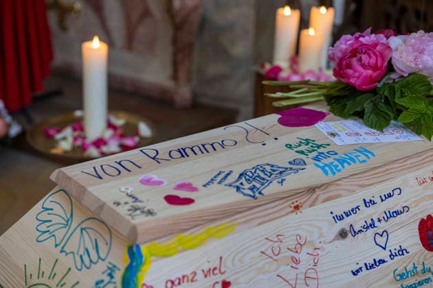 Entertainment Bilder des Tages Sarg Beerdigung von Remo AimŽ Pollert , Sohn von Lara Joy Körner, auf dem Friedhof Bogenhausen in München Datum: 22.05.2026 *** Coffin burial of Remo AimŽ Pollert , son of Lara Joy Körner, at Bogenhausen cemetery in Munich Date 22 05 2026