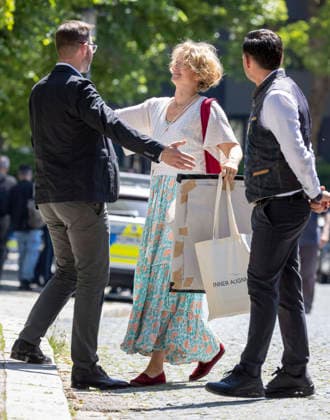 Mutter Lara Joy Körner Beerdigung von Remo AimŽ Pollert , Sohn von Lara Joy Körner, auf dem Friedhof Bogenhausen in München Datum: 22.05.2026 *** Mother Lara Joy Körner Funeral of Remo AimŽ Pollert , son of Lara Joy Körner, at Bogenhausen Cemetery in Munich Date 22 05 2026