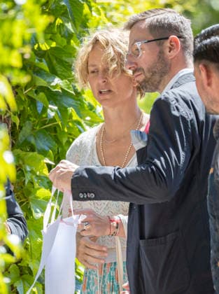 Mutter Lara Joy Körner Beerdigung von Remo AimŽ Pollert , Sohn von Lara Joy Körner, auf dem Friedhof Bogenhausen in München Datum: 22.05.2026 *** Mother Lara Joy Körner Funeral of Remo AimŽ Pollert , son of Lara Joy Körner, at Bogenhausen Cemetery in Munich Date 22 05 2026