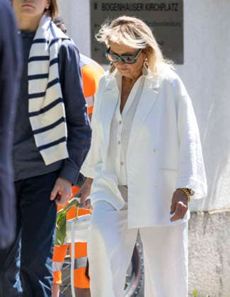 Oma Diana Körner Beerdigung von Remo AimŽ Pollert , Sohn von Lara Joy Körner, auf dem Friedhof Bogenhausen in München Datum: 22.05.2026 *** Grandma Diana Körner Burial of Remo AimŽ Pollert , son of Lara Joy Körner, at Bogenhausen Cemetery in Munich Date 22 05 2026