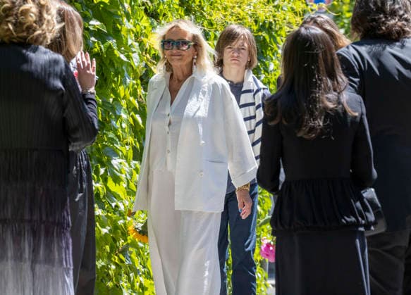 Oma Diana Körner Beerdigung von Remo AimŽ Pollert , Sohn von Lara Joy Körner, auf dem Friedhof Bogenhausen in München Datum: 22.05.2026 *** Grandma Diana Körner Burial of Remo AimŽ Pollert , son of Lara Joy Körner, at Bogenhausen Cemetery in Munich Date 22 05 2026