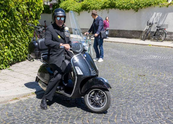Vater von Remo, Heiner Pollert auf seinem Roller Beerdigung von Remo AimŽ Pollert , Sohn von Lara Joy Körner, auf dem Friedhof Bogenhausen in München Datum: 22.05.2026 *** Father of Remo, Heiner Pollert on his scooter Funeral of Remo AimŽ Pollert , son of Lara Joy Körner, at Bogenhausen Cemetery in Munich Date 22 05 2026