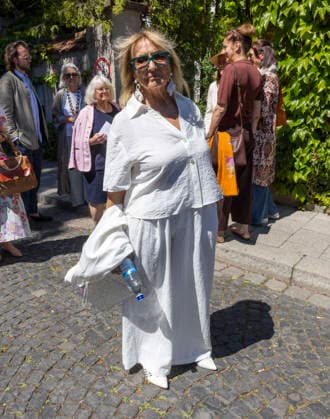 Oma Diana Körner Beerdigung von Remo AimŽ Pollert , Sohn von Lara Joy Körner, auf dem Friedhof Bogenhausen in München Datum: 22.05.2026 *** Grandma Diana Körner Burial of Remo AimŽ Pollert , son of Lara Joy Körner, at Bogenhausen Cemetery in Munich Date 22 05 2026