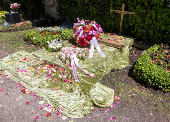 Beerdigung von Remo AimŽ Pollert , Sohn von Lara Joy Körner, auf dem Friedhof Bogenhausen in München Datum: 22.05.2026 *** Burial of Remo AimŽ Pollert , son of Lara Joy Körner, at Bogenhausen Cemetery in Munich Date 22 05 2026