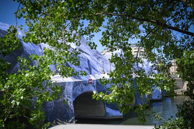 La Caverne du Pont, a temporary monumental work of art on the Pont Neuf signed by the artist JR La Caverne du Pont, une oeuvre dart monumentale éphémère sur le Pont Neuf signée de lartiste JR 456656 2026 05 22 sans perso  Copyright: xBarbaraxNeymanx xStarfacex STAR_456656_024