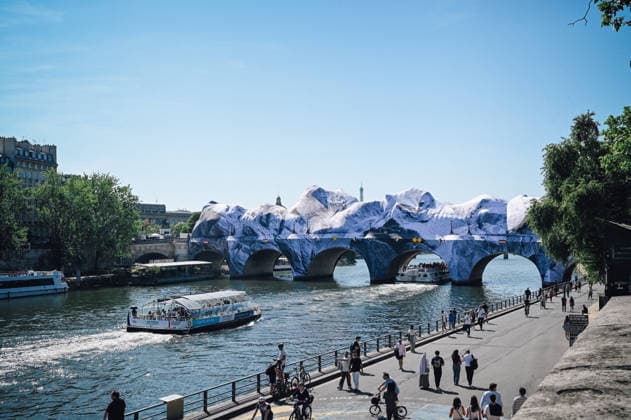 La Caverne du Pont, a temporary monumental work of art on the Pont Neuf signed by the artist JR La Caverne du Pont, une oeuvre dart monumentale éphémère sur le Pont Neuf signée de lartiste JR 456656 2026 05 22 sans perso  Copyright: xBarbaraxNeymanx xStarfacex STAR_456656_051